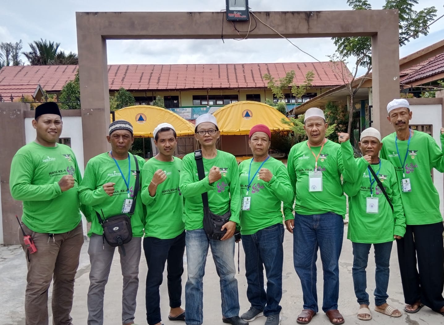 SERAGAM - Bank Kalsel juga berikan bantuan seragam untuk relawan