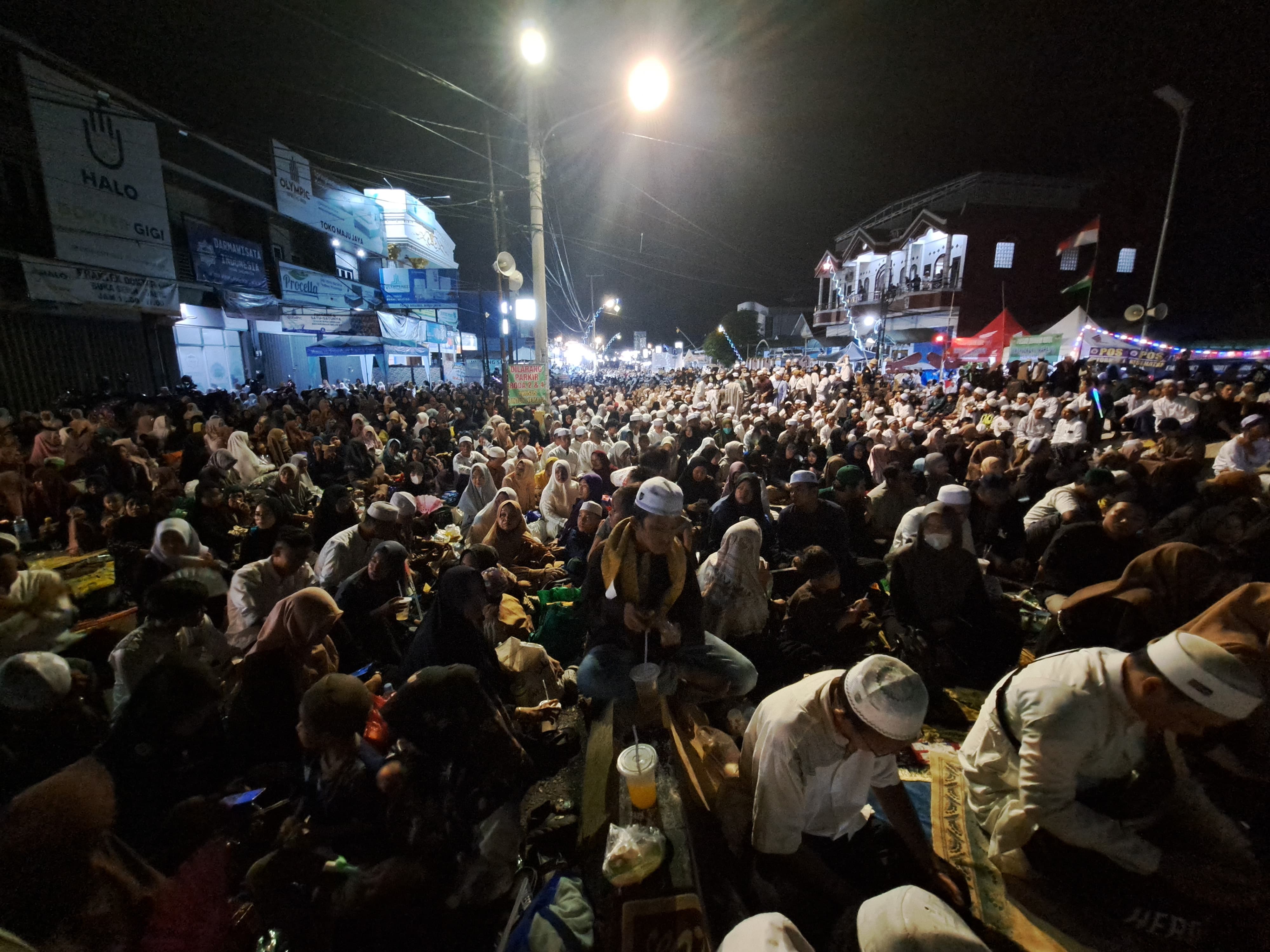 KHUSYUK: Para jemaah memadati kawasan Masjid Jami Sungai Jingah Banjarmasin menghadiri Haul ke-4 Guru Zuhdi, Kamis (7/3/2024) malam.(foto: Wahyu Ramadhan/Radar Banjarmasin)
