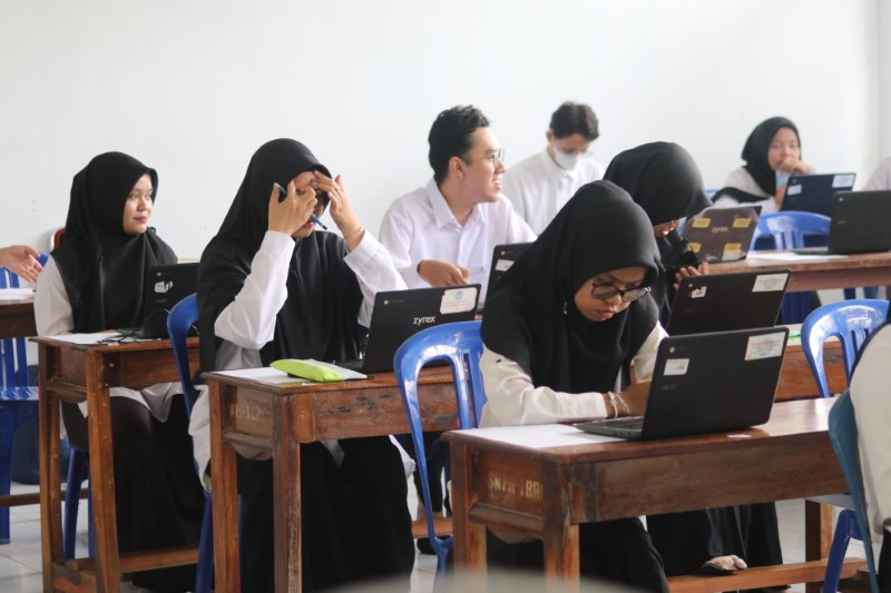 UJI KOMPETENSI: Peserta seleksi tenaga kontrak Dinas Pendidikan HST saat mengikuti tes uji kompetensi, Rabu (6/3).