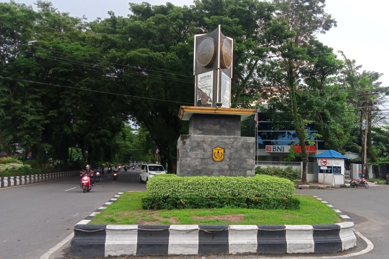 TUGU ADIPURA: Bundaran Tugu Adipura di antara Jalan Lambung Mangkurat, Jalan RE Martadinata, dan Jalan Simpang Telawang.