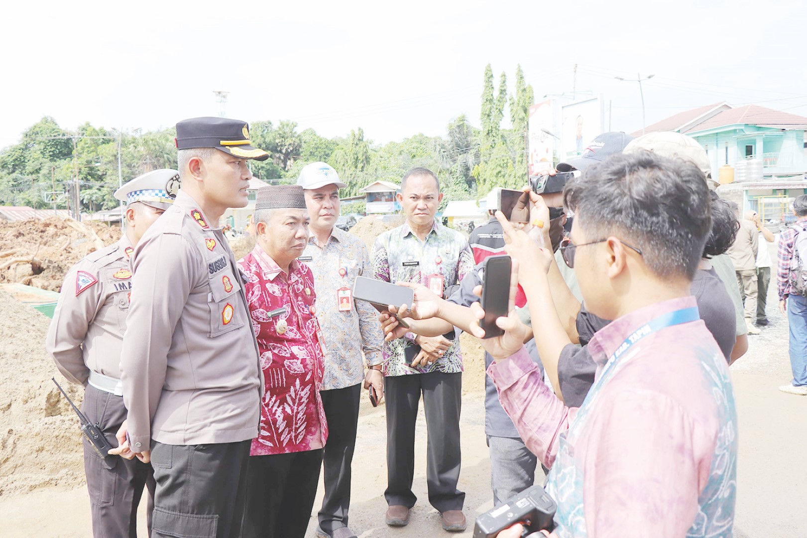 WAWANCARA: Penjabat (Pj) Bupati Tapin Muhammad Syarifuddin diwawancarai awak media saat memantau progres pembangunan Bundaran Bungur.
