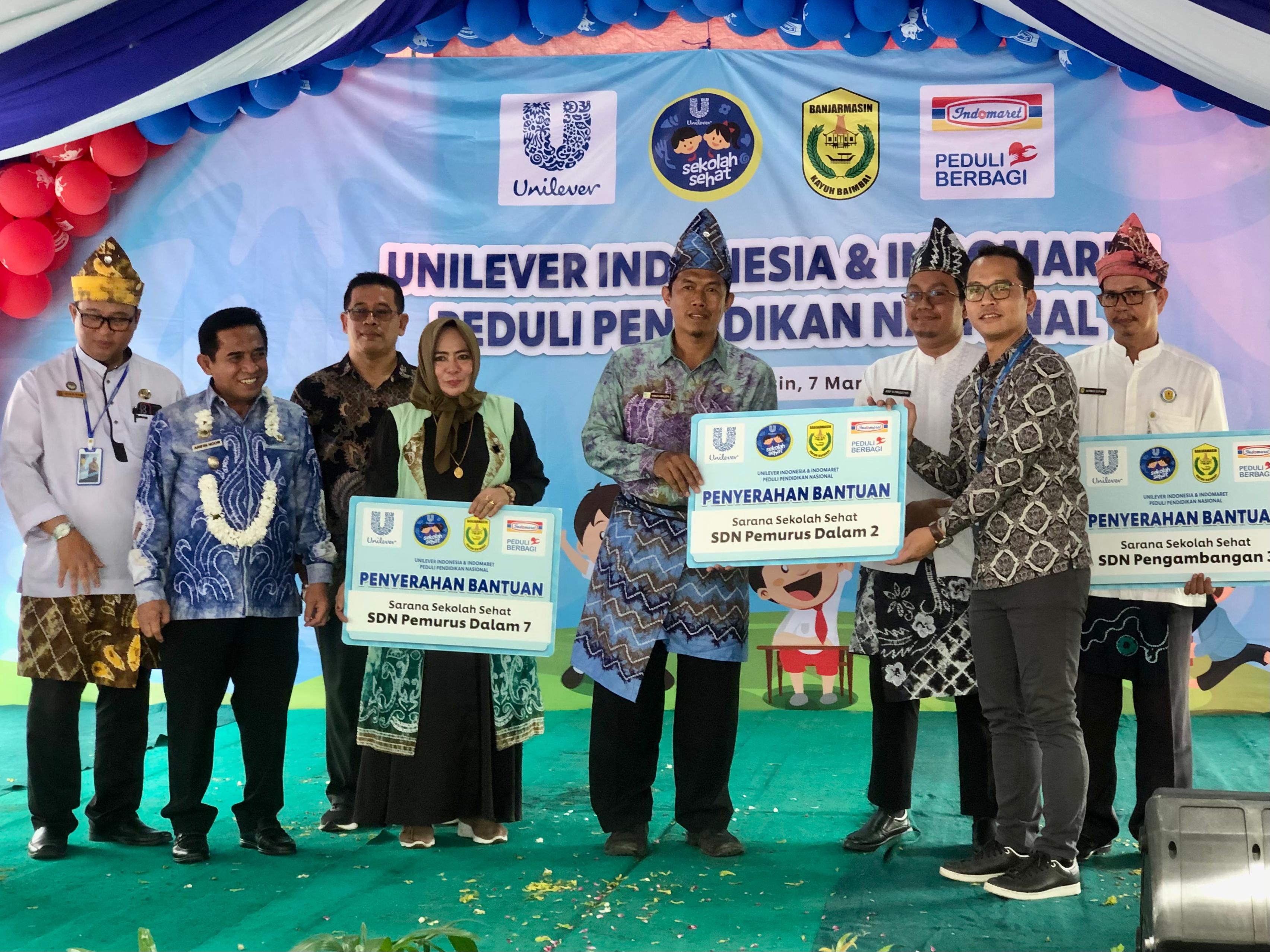 SIMBOLIS: Penyerahan bantuan secara simbolis diserahkan oleh Branch Manager Indomaret Kalselteng Johanus Indarto kepada para kepala sekolah penerima program.