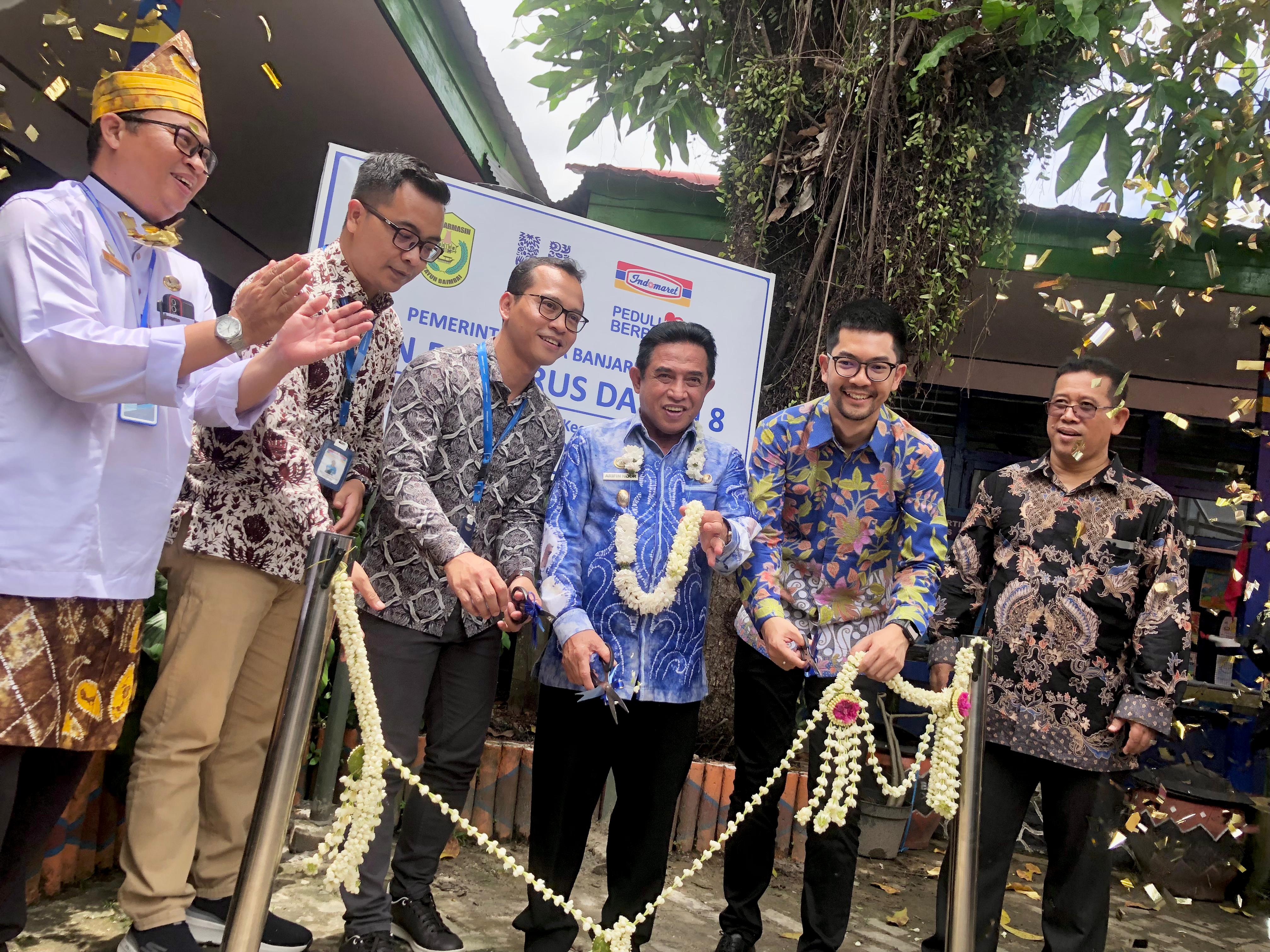 RESMI: Pemotongan pita bunga tanda rampung dan diresmikannya program renovasi fasilitas sekolah oleh Indomaret dan Unilever.