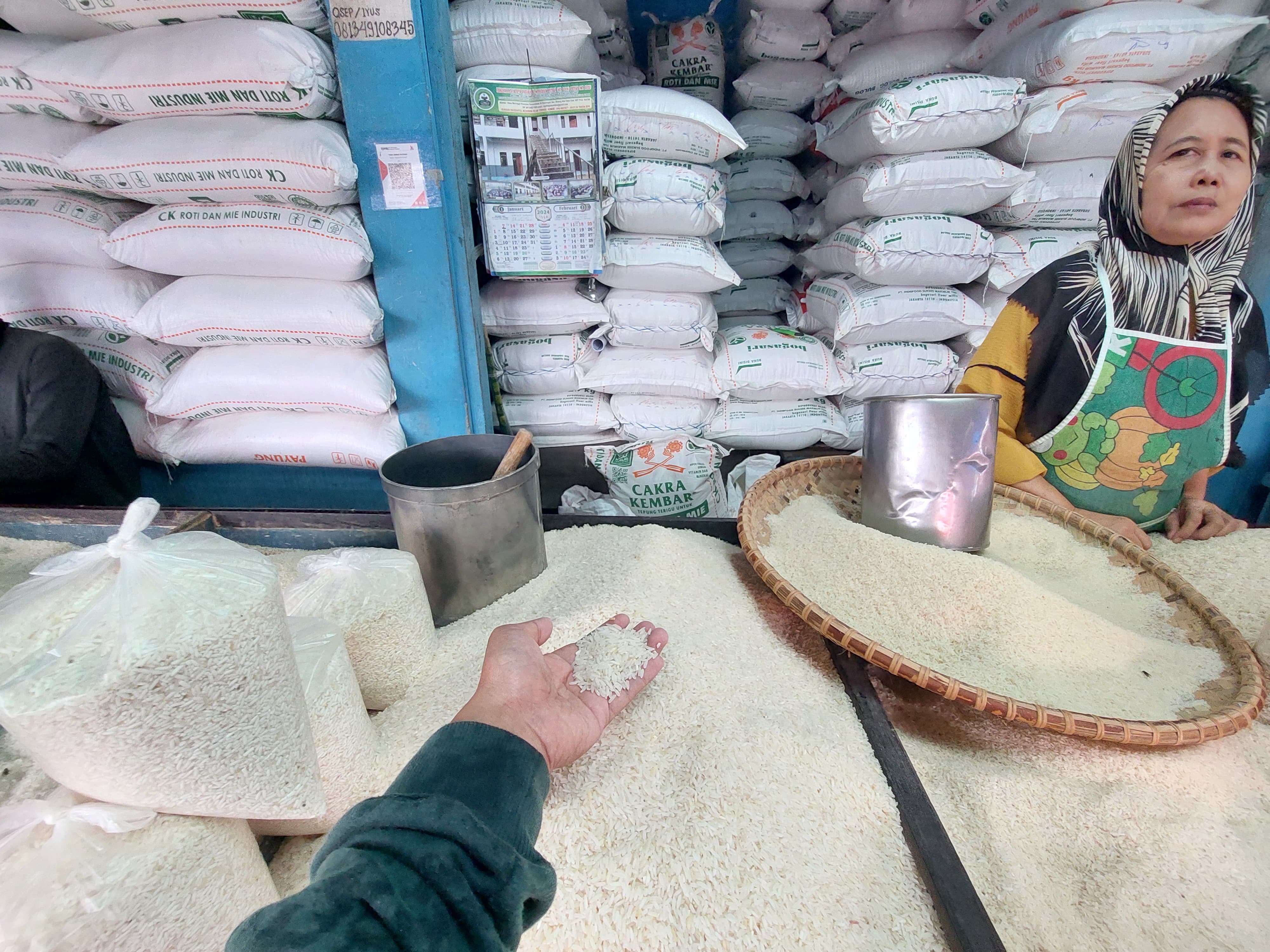 CEK HARGA:TPID Kabupaten HST dan Unsur Forkopimda akan menggelar operasi pasar jelang Ramadan dan Idul Fitri 2024.(Foto:Jamaluddin/Radar Banjarmasin)