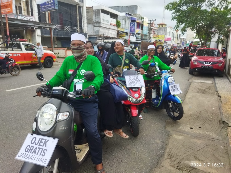 OJEK GRATIS: Semangat para penarik ojek membantu pengantaran jemaah Haul Guru Zuhdi.