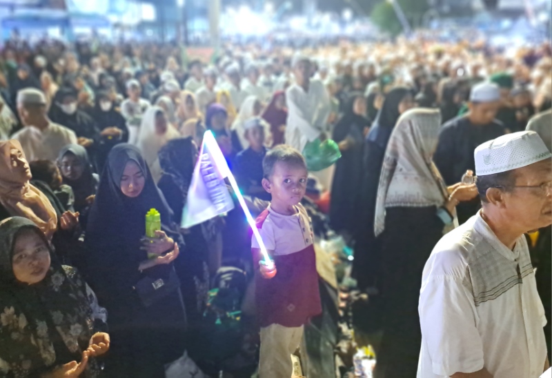 SEMANGAT JEMAAH CILIK: Tidak hanya didominasi anak muda hingga orang dewasa, para bocah pun tak ingin melewatkan pelaksanaan Haul ke-4 KH Ahmad Zuhdiannoor