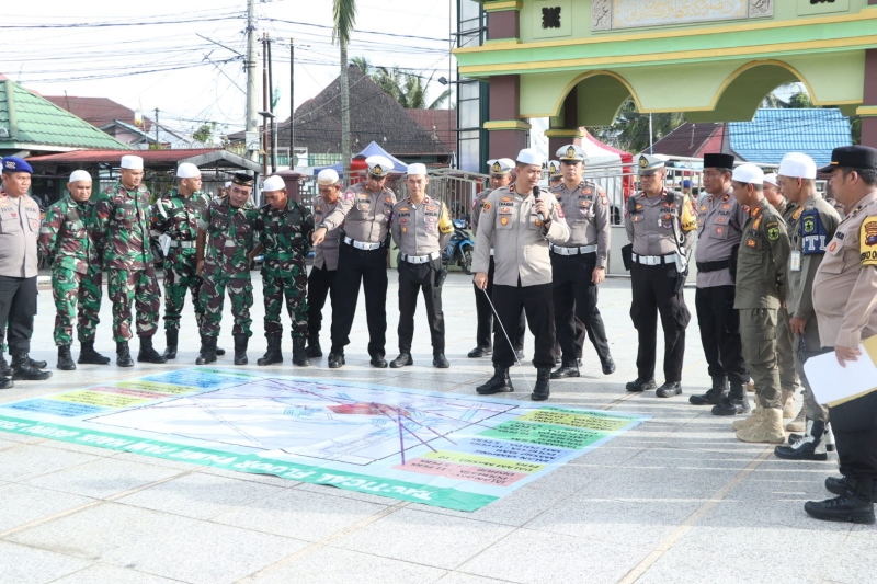 SIAGA: Wakapolresta Banjarmasin, AKBP Arwin Amrih Wientama memimpin persiapan pengamanan Haul Guru Zuhdi di halaman Masjid Jami Sungai Jingah, Kamis (7/3).
