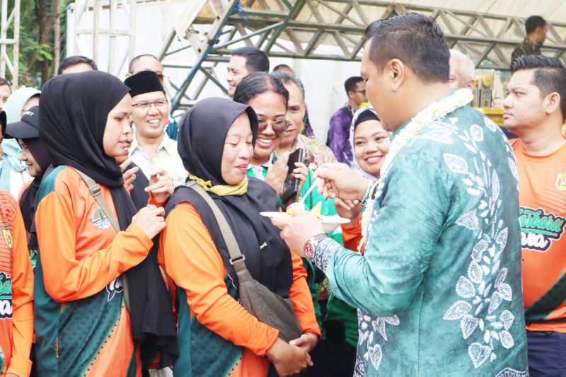 DISUAPI: Salah satu petugas kebersihan disuapi Wali Kota Banjarbaru, Aditya Mufti Ariffin saat acara syukuran Adipura 2023, Jumat (8/3) siang.