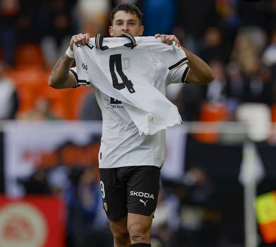 SELEBRASI: Hugo Duro pamerkan jersey nomor 4, untuk menyemangati Mouctar Diakhaby yang kini sedang cedera, Sabtu (9/3/2024) malam. (Foto: IG/@valenciacf)