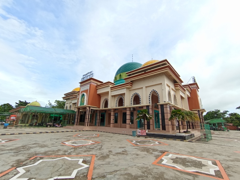 KOKOH: Bangunan masjid berwarna cream berdiri kokoh di pusat kota Rantau, masjid ini salah satu tempat favorit pengendara.