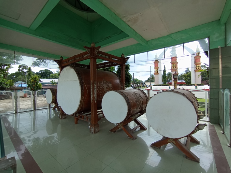 TEMPAT KHUSUS: Masjid ini memiliki dauh yang besar. Totalnya ada 5, satu paling besar empat lebih kecil.