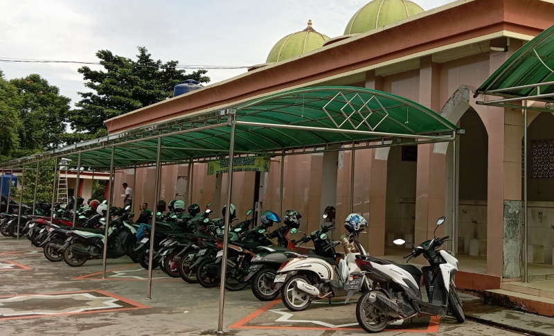 TEMPAT PARKIR: Selain luas lokasi parkirnya, masjid Nurul Falah Dulang memiliki tempat yang naung untuk menaruh motor.