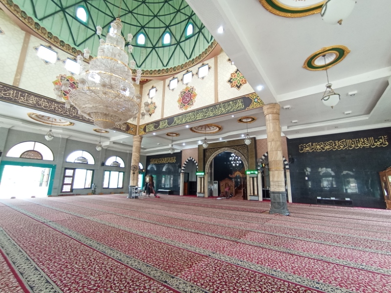 TEMPAT SALAT: Suasana di dalam masjid sejuk, banyak orang yang singgah untuk salat sekaligus istirahat setelah perjalanan jauh.