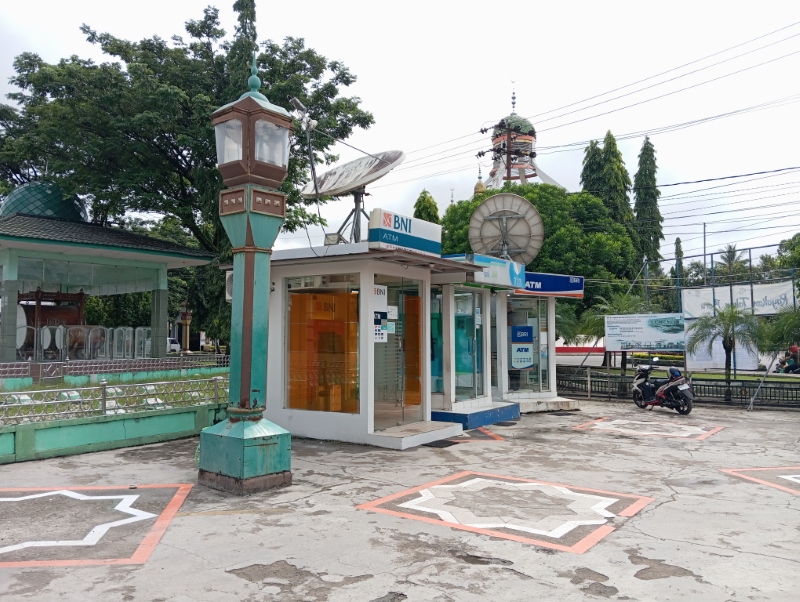 TEMPAT MENGAMBIL UANG: Ada tiga ATM yang tersedia di masjid Nurul Falah. Biasanya masyarakat banyak yang ke sana untuk mengambil uang.