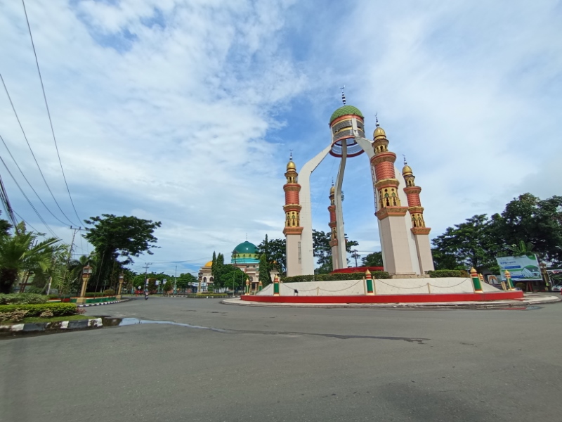 TENGAH-TENGAH: Menara masjid Nurul Falah tepat berada di Bundaran Dulang Rantau, menaranya cukup unik.