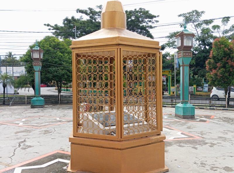 TUGU PERESMIAN: Masjid ini bangun kembali 7 Januari 2009. Waktu itu ditangani langsung oleh Menpan Taufiq Effendy bersama Gubernur Kalsel kala itu Rudy Ariffin dan Bupati Tapin Idis Nurdin Halidi.