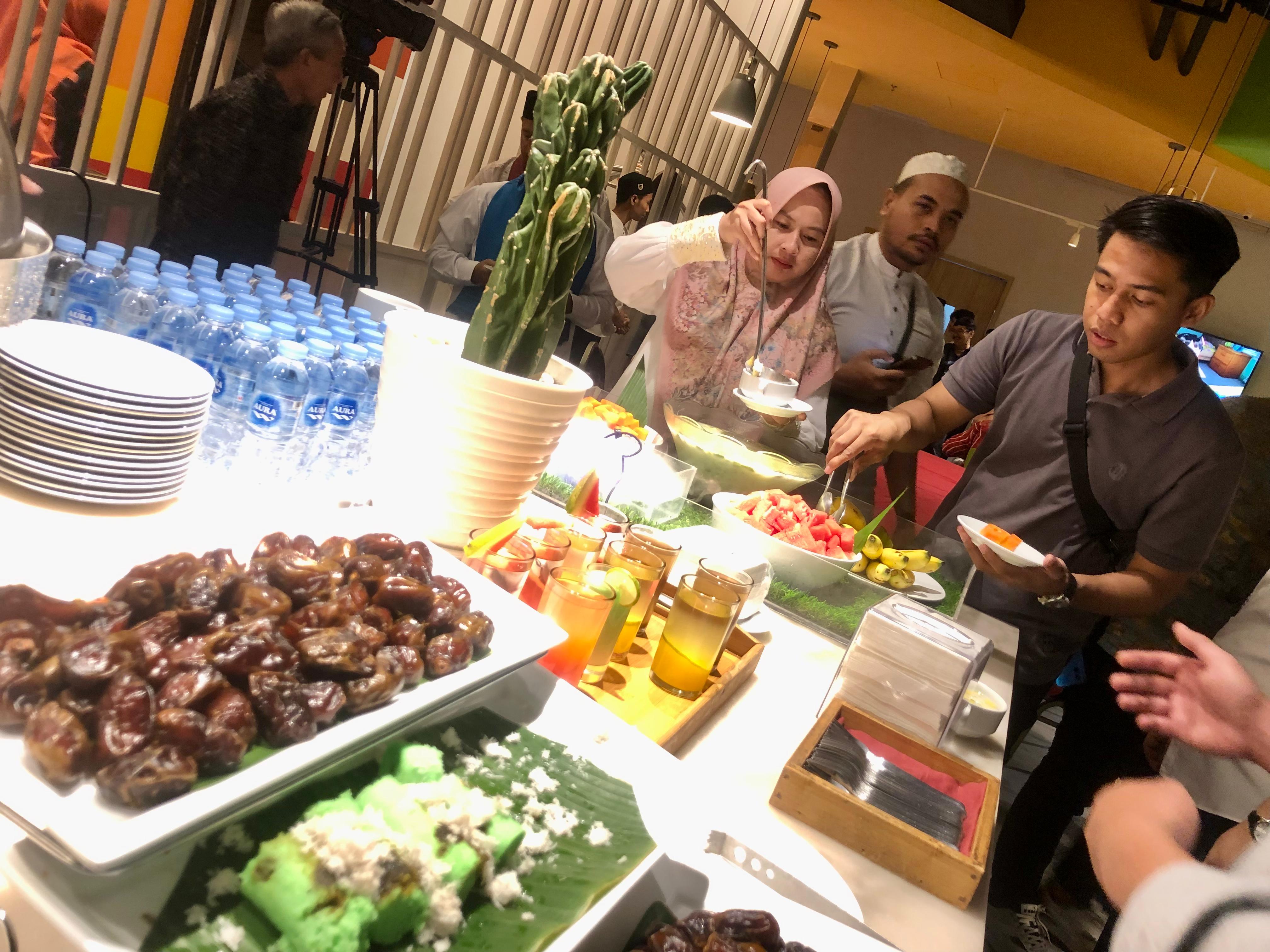 BUKBER: Makan bersama menu spesial berbuka puasa di Zuri Express Banjarmasin pada momen gathering yang digelar pada Sabtu (9/3) malam.