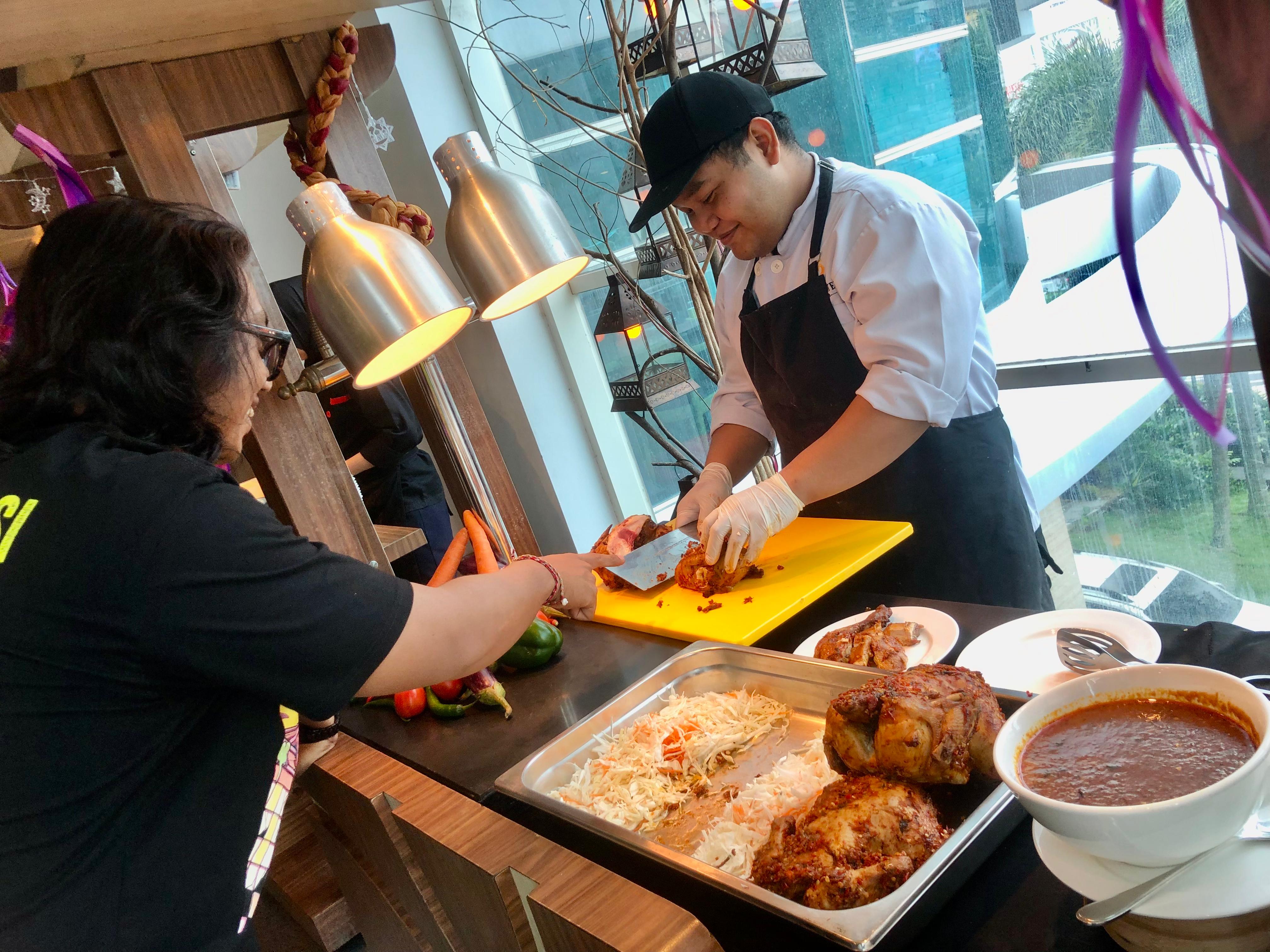 MENU NUSANTARA: Live stall yang menyajikan ayam panggang paniki Manado, salah satu menu andalan berbuka puasa di Galaxy Hotel Banjarmasin.