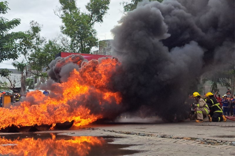 BERKOBAR: Atraksi pemadaman kebakaran di Taman Kamboja, Banjarmasin Tengah pada peringatan HUT Damkar ke-105, Sabtu (9/3).