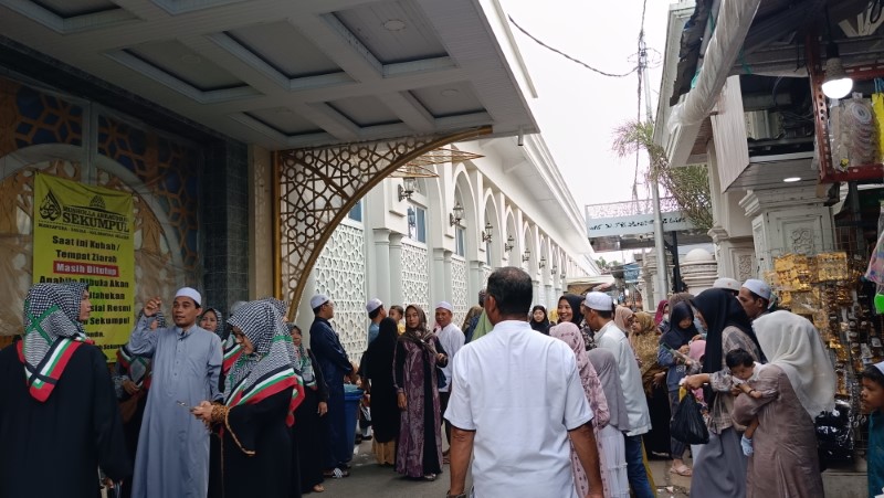 RAMAI: Para peziarah dari berbagai wilayah berkunjung ke makam KH Muhammad Zaini Bin Abdul Ghoni atau Abah Guru Sekumpul, Minggu (10/3).