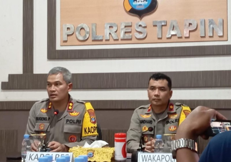 CEGAH BALI: Kapolres Tapin AKBP Sugeng Priyanto bersama Waka Polres Kompol Rainhard Maradona saat gelar pertemuan.