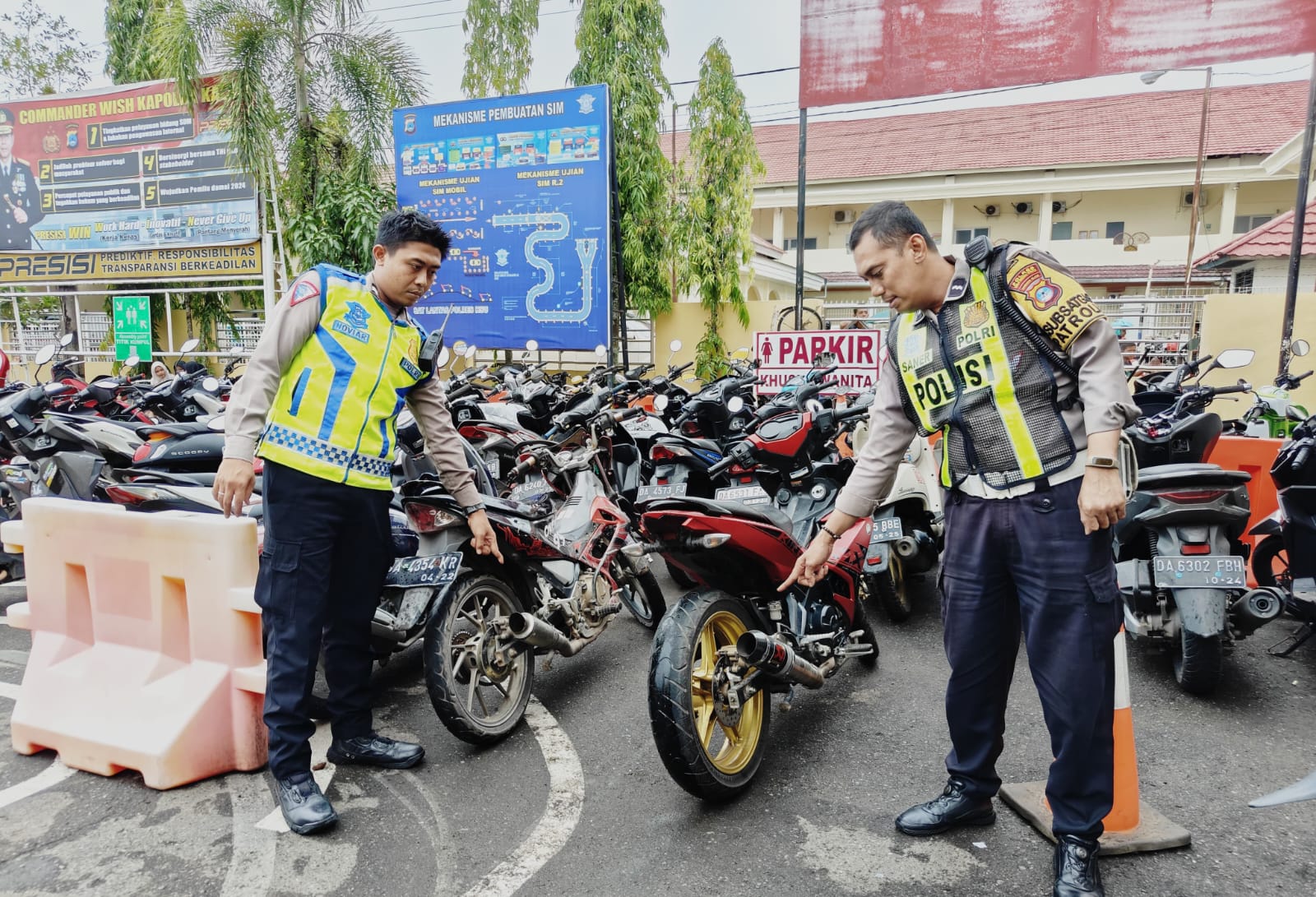 PELANGGARAN:Anggota Satlantas Polres HSU mengamankan motor dengan knalpot yang tidak sesuai standar spesifikasi kendaraan.(Foto:M Akbar/Radar Banjarmasin).