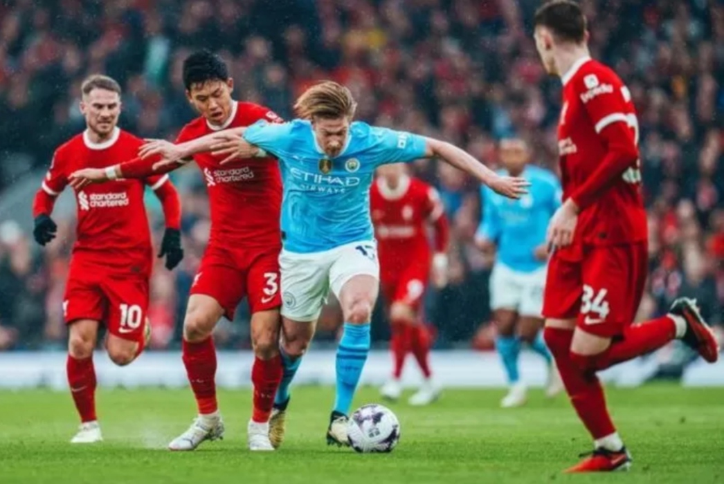 DIKAWAL: Gelandang Manchester City Kevin de Bruyne dikawal tiga pemain Liverpool pada pertandingan yang berakhir imbang 1-1 di Stadion Anfield, Minggu (10/3/2024). (Foto: mancity.com)