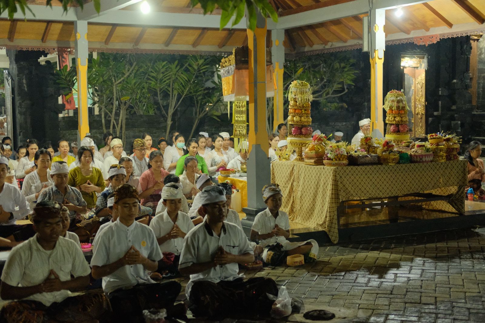 TENANG: Umat Hindu mengikuti upacara di Pura Agung Jagat Natha Banjarmasin sebelum Hari Raya Nyepi.