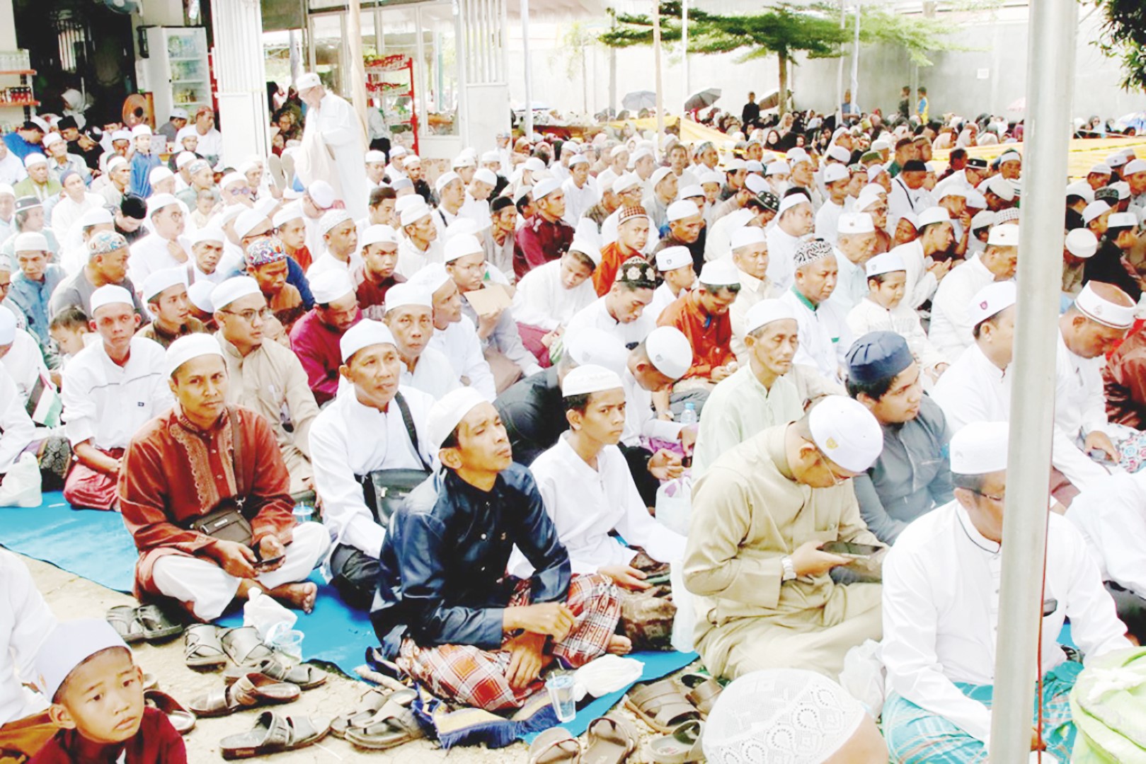 KHUSYUK: Haul ke-2 Habib Abdurrahman bin Husin Fakhir Assegaf dan haul ke-9 putrinya Syarifah Nur Maya dihadiri ribuan jemaah di Desa Padang Panjang, Kecamatan Karang Intan, Senin (1/1) siang.
