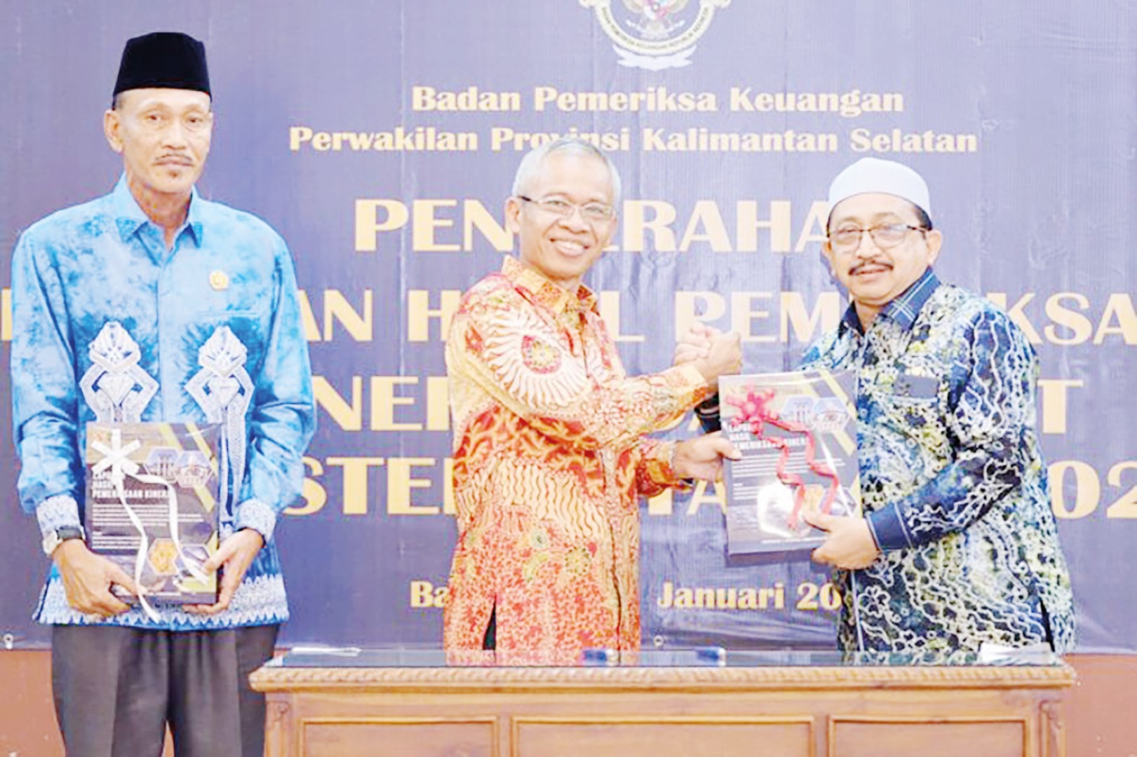 TERIMA LHP: Wakil Bupati Banjar Habib Idrus Al Habsyi&nbsp; menerima langsung LHP dari Kepala BPK Perwakilan Provinsi Kalsel Rahmadi, Jumat (5/1) (RSB UNTUK RADAR BANJARMASIN)