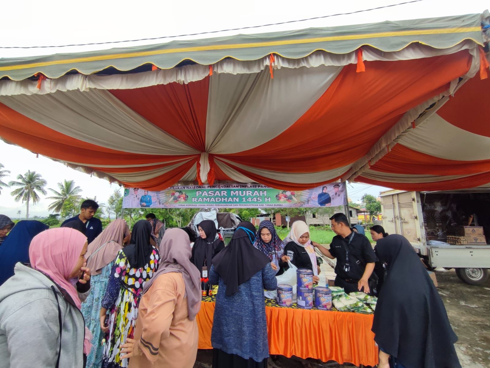 DISERBU: Masyarakat menyerbu pasar murah terakhir dalam rangka Hari Besar Keagamaan Nasional di Desa Pakatellu, Kecamatan Kusan Tengah, Tanbu, Kamis (7/3).