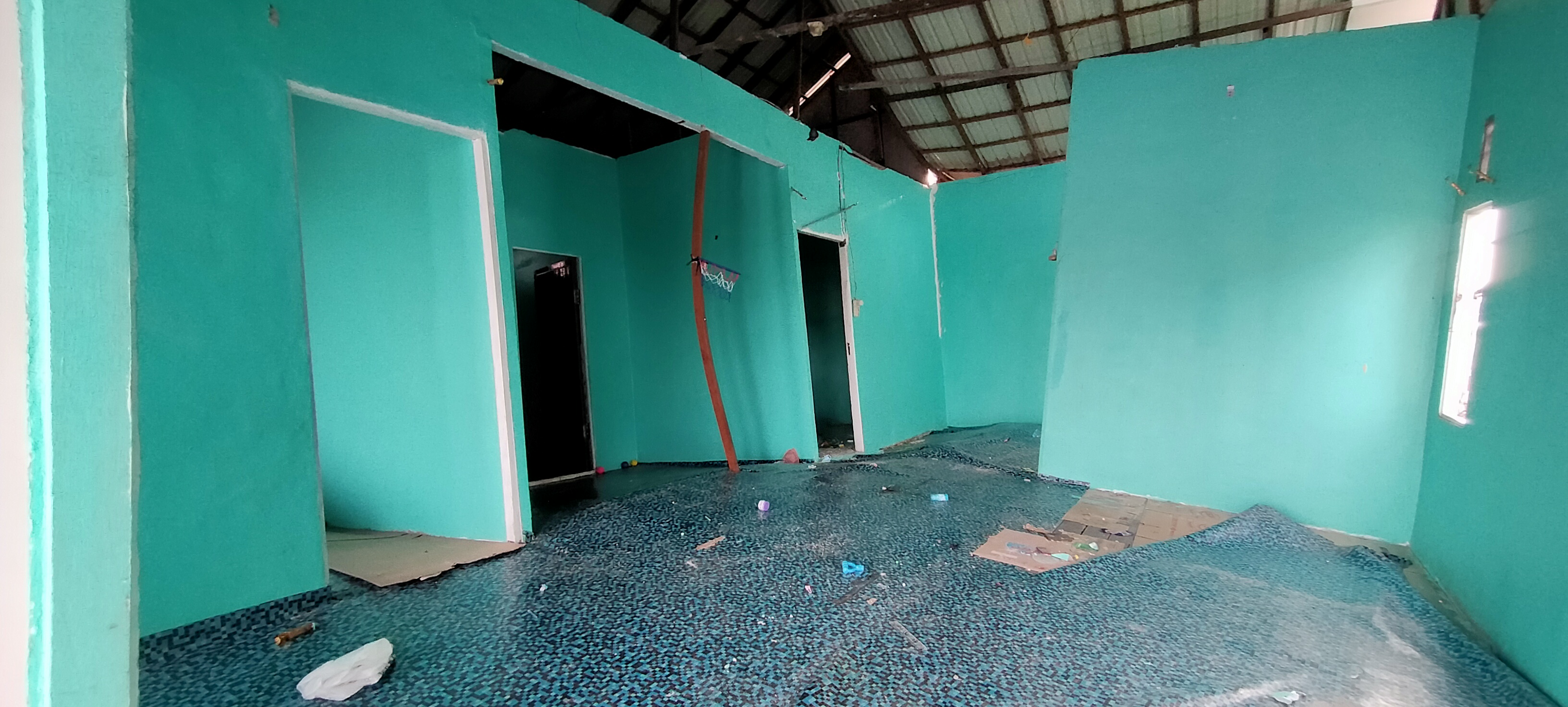 MIRING KE KIRI: Kondisi rumah Noor Aina (25) di Tatah Belayung yang ambruk menjelang bulan Ramadan, Senin (11/3) subuh.