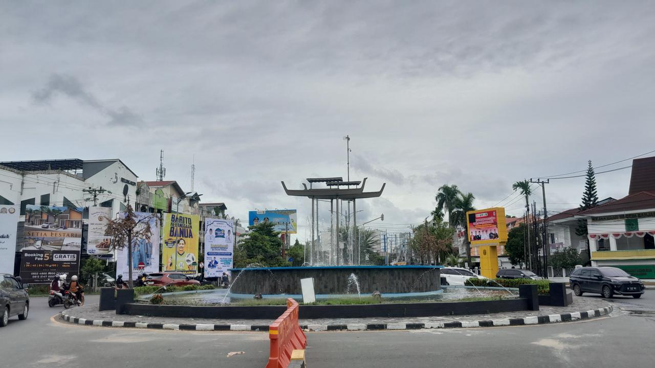 BUNDARAN: Bundaran Kayutangi menjadi ikon kawasan ini yang terus bertumbuh menjadi sentra pendidikan dan ekonomi. (Foto: Hairunnisa)