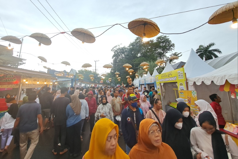 TRADISI TAHUNAN: Di tengah gerimis, Selasa (12/3), Pasar Wadai Ramadan di seberang Balai Kota tetap ramai pengunjung.
