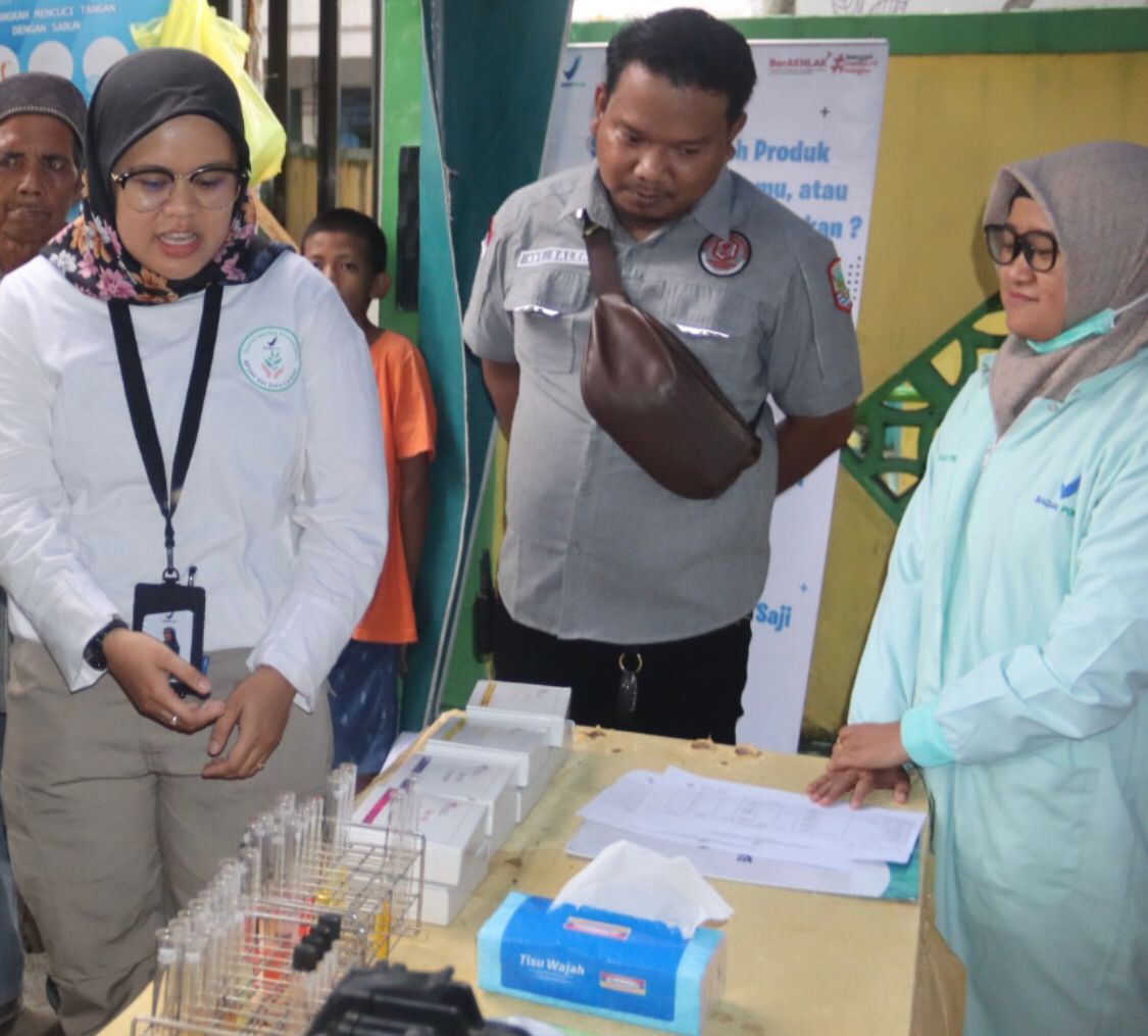 MENJELASKAN: Pengawas Farmasi dan Makanan BPOM Tanah Bumbu (Tanbu) menjelaskan hasil pemeriksaan 18 sampel makanan yang dijual pedagang di Pasar Berkah Ramadhan, Kotabaru, Selasa (12/3/2024).(foto:Jum