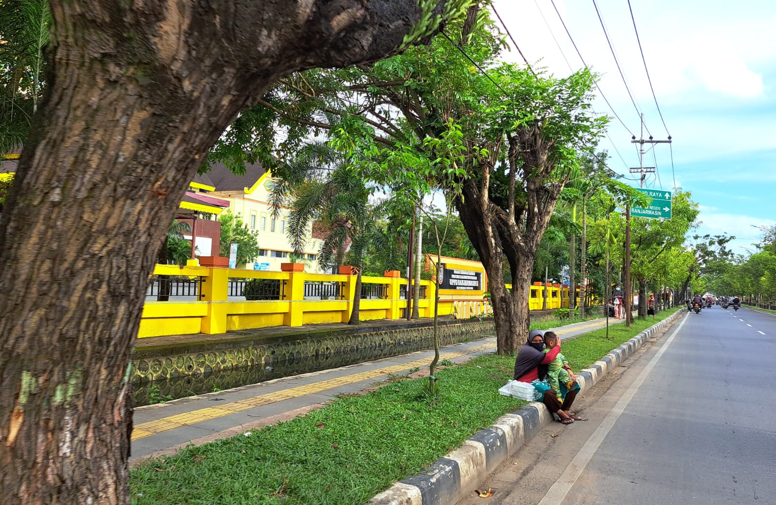 MENANTI DERMAWAN:Gepeng di ruas Jalan Hasan Basry Banjarmasin. Keberadaan gepeng makin marak di bulan Ramadhan.(Foto:Wahyu Ramadhan/Radar Banjarmasin)