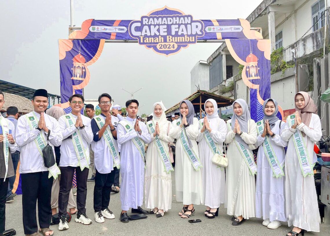 DUKUNG UMKM: Duta Wisata Tanbu 2023 mengajak masyarakat meramaikan Ramadhan Cake Fair 2024 di lapangan H Tare, Kecamatan Simpang Empat.(Foto:Hamdi untuk Radar Banjarmasin)