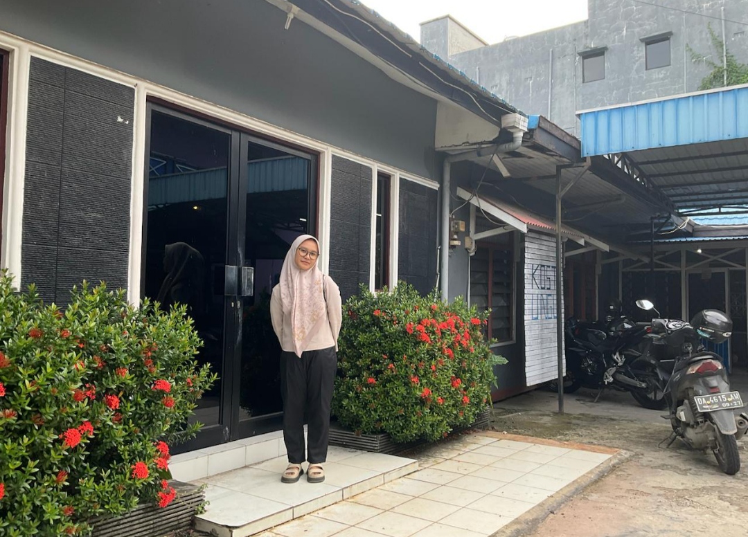 KOS PUTRI 2: Seorang mahasisiwi penghuni Kos Putri 2. Ada banyak kos putri di Komplek Kayutangi 2 saat ini yang terus berkembang. (Foto: Maya)