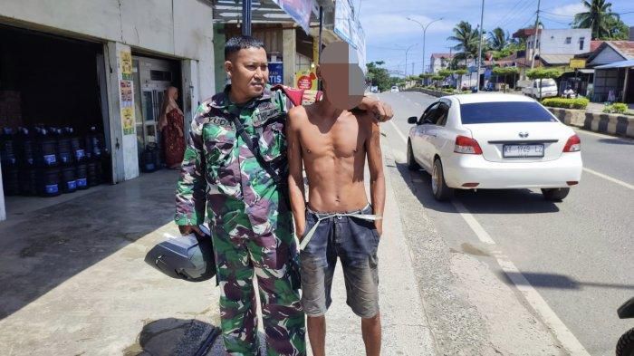 DIEVAKUASI: Seorang ODGJ di Kecamatan Simpang Empat, Kabupaten Tanah Bumbu dievakuasi Babinsa. ODGJ ini meresahkan warga sekitar.  (Foto: Dinsos Tanah Bumbu untuk Radar Banjarmasin)