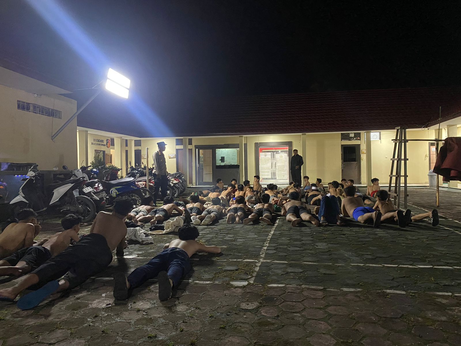 TELANJANG DADA: Sebanyak 48 remaja putra dan seorang remaja putri diamankan anggota Polsek Banjarmasin Tengah karena terindikasi hendak tawuran, Kamis (14/3) dini hari.