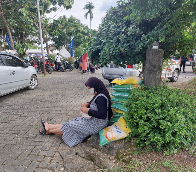 MEMBORONG: Ada beberapa warga yang membeli beras murah lebih dari satu karung di Pasar Ramadan HST.