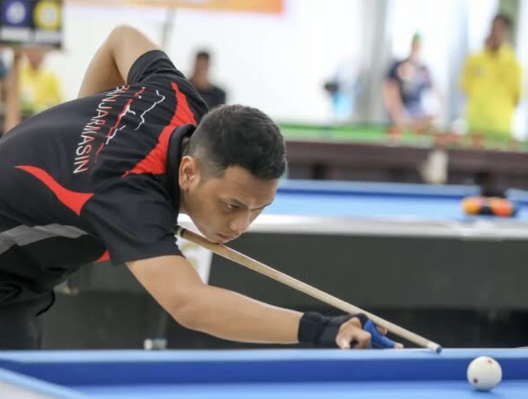 BIDIK BOLA: Pengusaha rumah biliar di Banjarmasin terpaksa harus berpuasa selama sebulan penuh.
