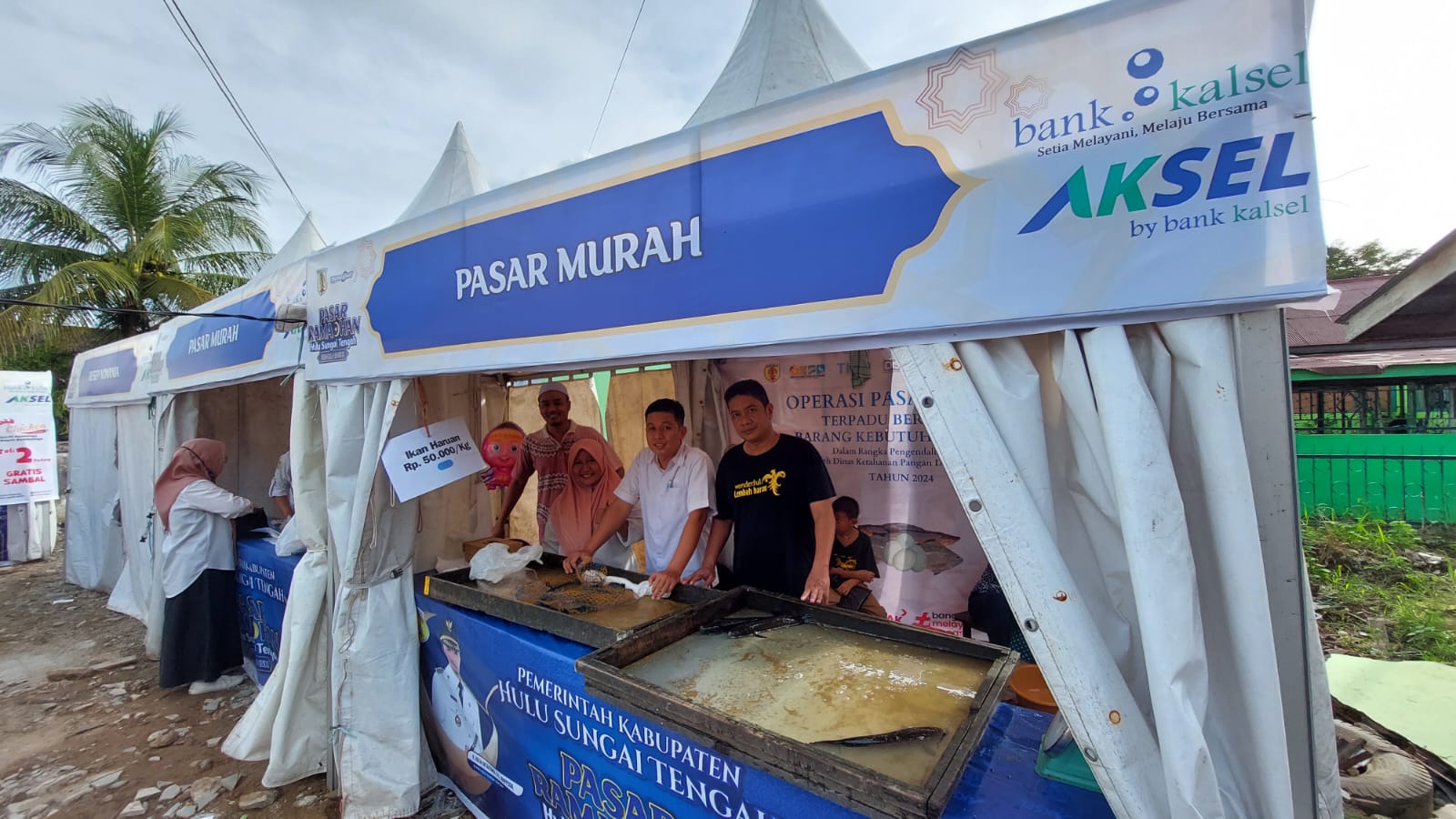 MURAH: Ikan haruan dan nila diburu pembeli di Pasar Ramadhan karena harganya murah.