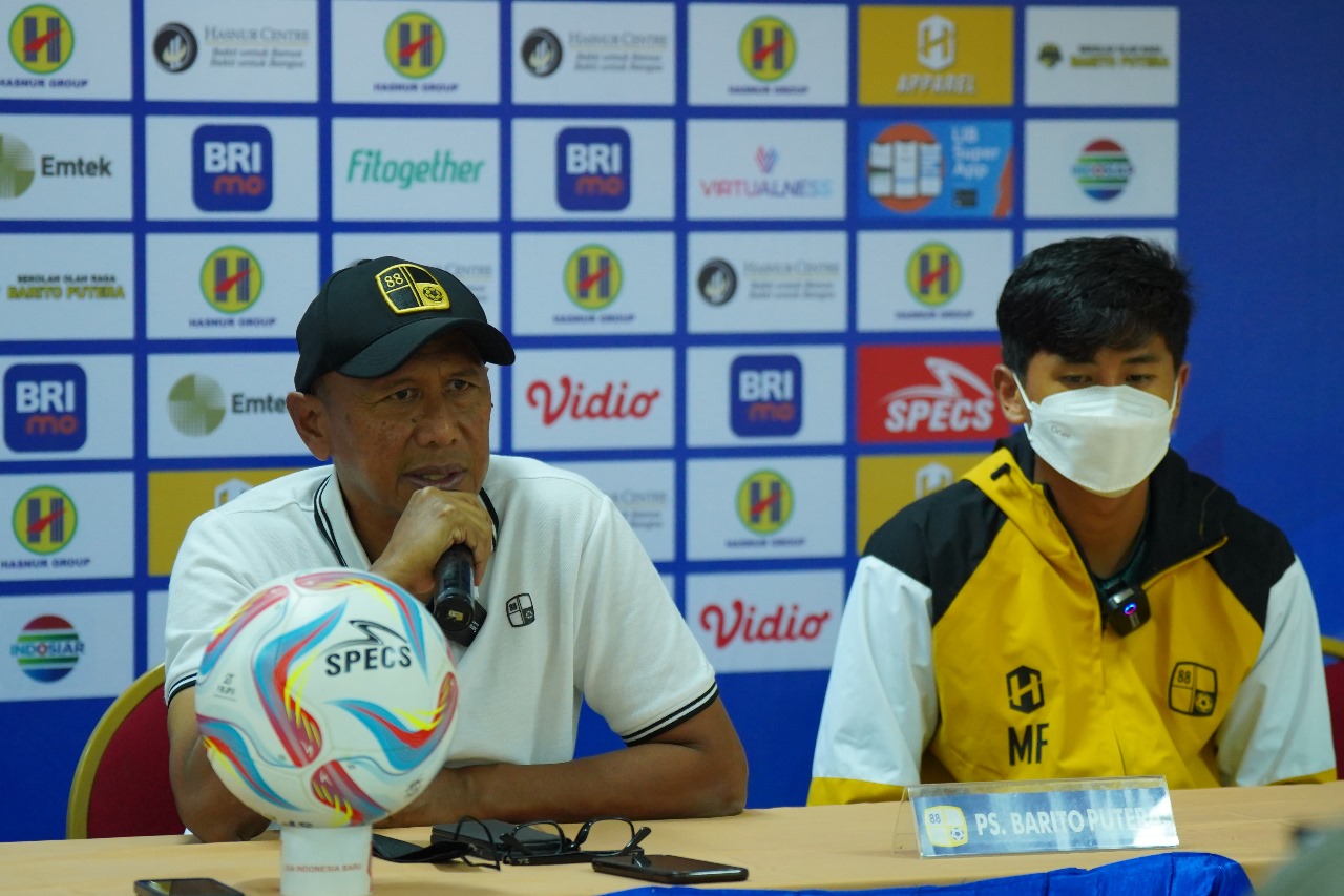 JUMPA PERS:Pelatih Barito Putera, Rahmad Darmawan ditemani salah satu penggawa Barito Putera, M Firly dalam sesi press conference sebelum laga, Kamis (14/3/2024).(Foto:Dokumentasi Barito Putera)