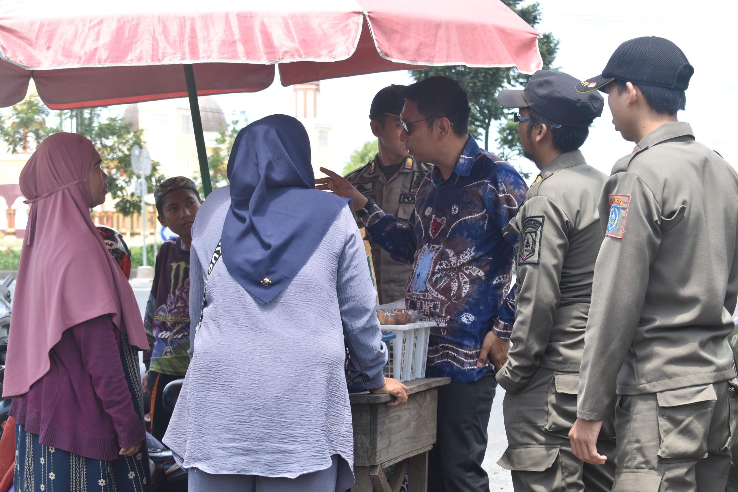SOSIALISASI:Satpol PP dan Damkar Kabupaten HSS menyosialisasikan SE Ramadhan 1445 Hijriah.(Foto Satpol PP dan Damkar Kabupaten HSS untuk Radar Banjarmasin)