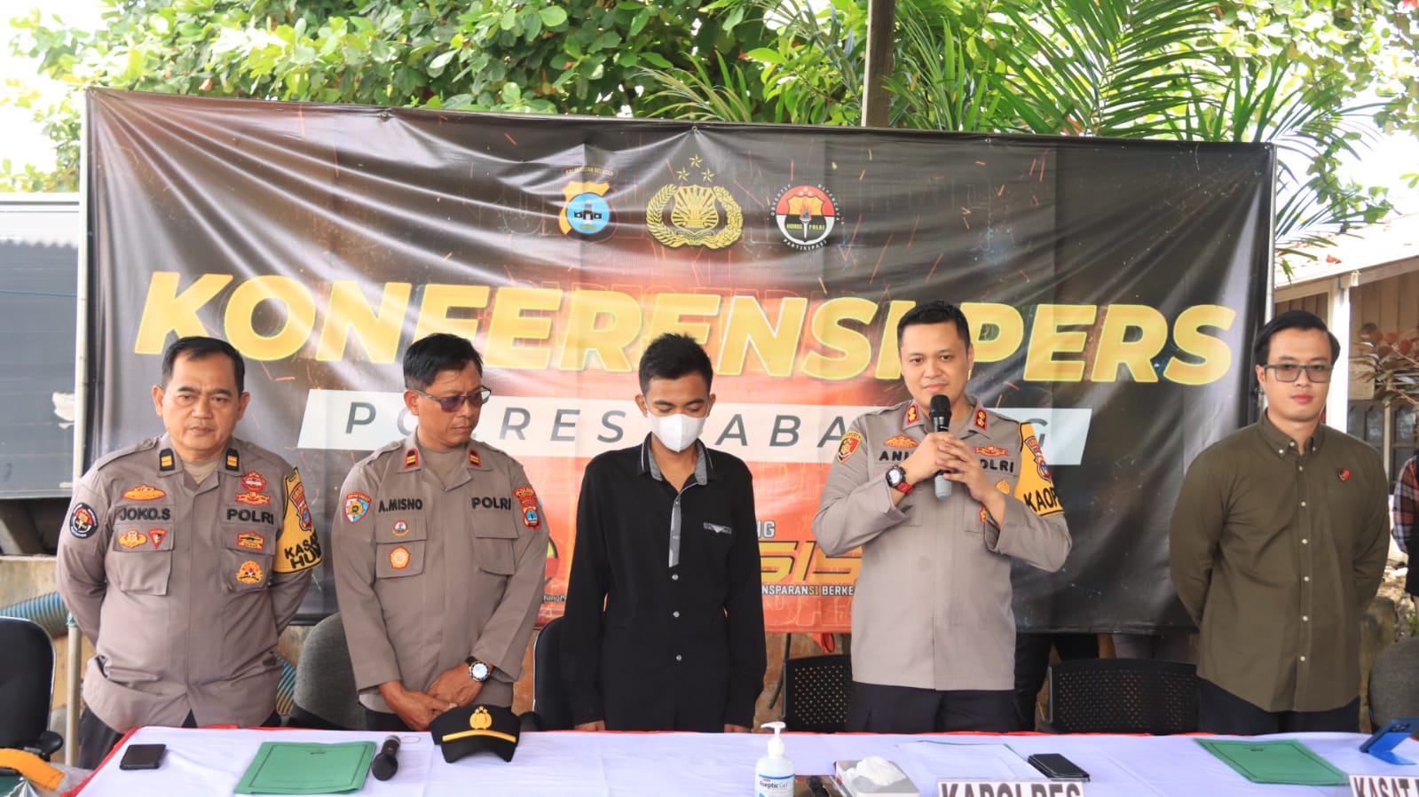 KLARIFIKASI:Kapolres Tabalong, AKBP Anib Bastian saat menghadirkan AJ di hadapan media untuk klarifikasi kebohongan yang dilakukannya.(Foto:Polres Tabalong/Radar Banjarmasin)