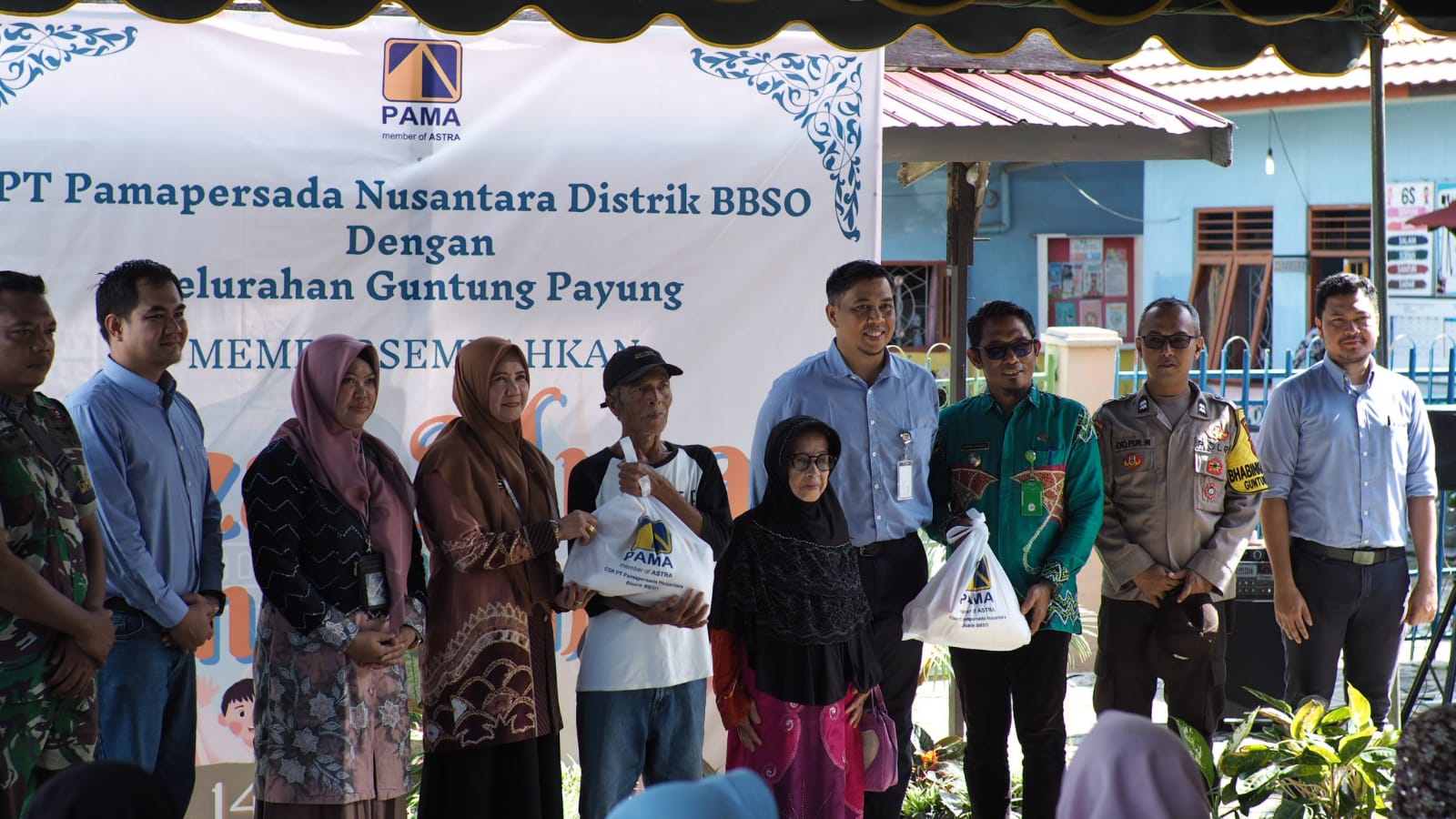 BERSAMA: Head PT PAMA Distrik BBSO Arif Cahyadi bersama stakeholder dan perwakilan masyarakat yang menerima paket sembako Bazar Murah PAMA Distrik BBSO dan Kelurahan Guntung Payung.