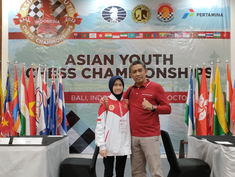 PRESTASI: AIM Ahmad Raihan (kanan) pecatur senior Provinsi Kalsel asal Kalsel yang menyandang Master Internasional.