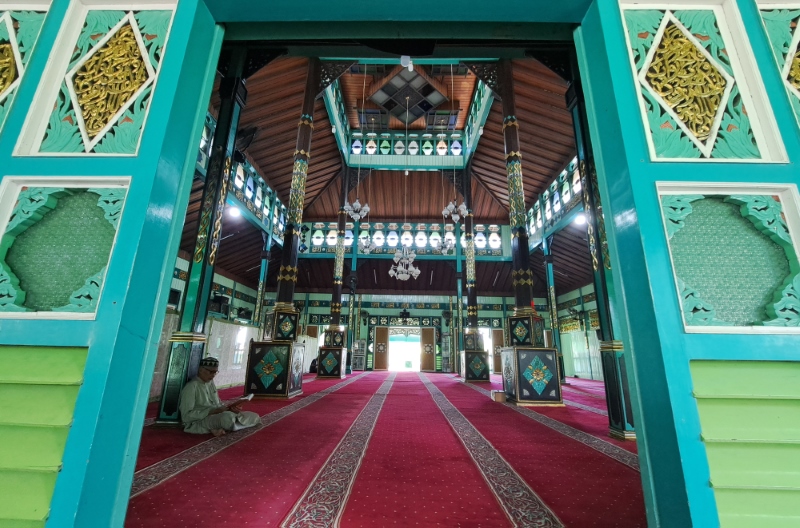 Warga mengaji Al-Qur&rsquo;an, menunggu waktu berbuka di Masjid Sultan Suriansyah