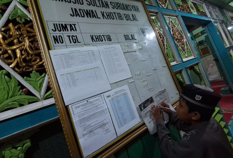 Pelajar mengisi buku laporan kegiatan Ramadan